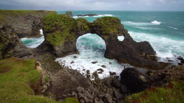 Roccia basaltica di Gatklettur ad Arnarstapi in Islanda. — Video Stock