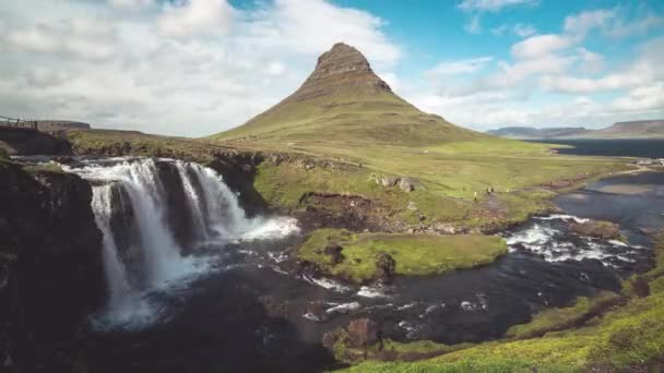 Tijdsverloop beelden van Kirkjufell berglandschap in IJsland zomer. — Stockvideo