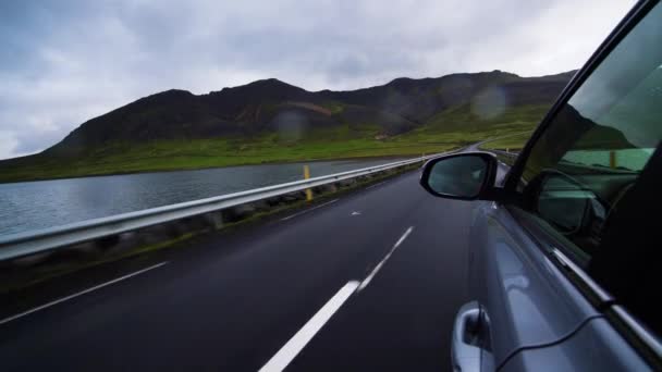 アイスランドのSUV車で女性の観光旅行. — ストック動画