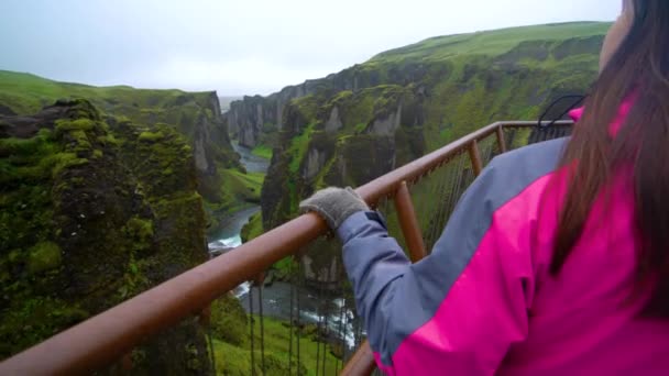 Vrouwelijke reiziger in Fjadrargljufur in IJsland. — Stockvideo