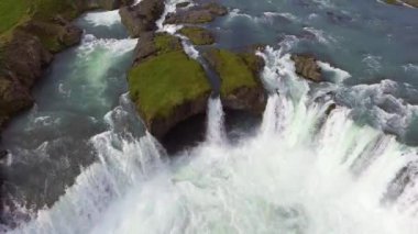 Kuzey İzlanda 'daki Godafoss şelalesinin insansız hava aracı görüntüleri..