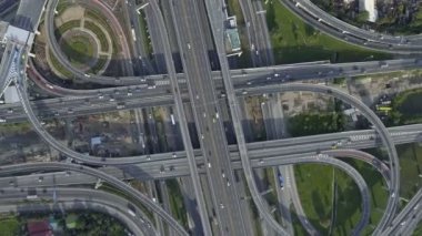Yoğun Şehir Trafiği Süratli Otoyol Kavşağı 'nın Hava Görüntüsü