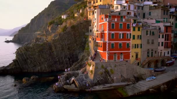 Riomaggiore, Cinque Terre, Italien vid solnedgången — Stockvideo
