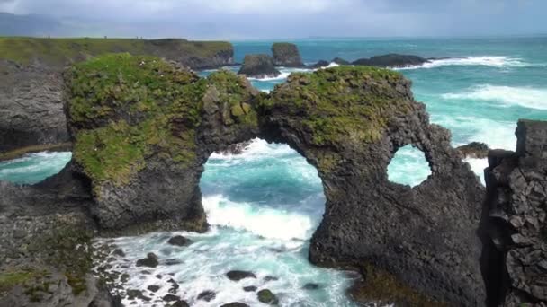 Roccia basaltica di Gatklettur ad Arnarstapi in Islanda. — Video Stock
