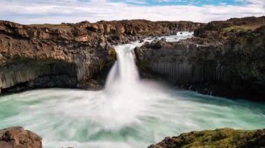Kuzey İzlanda 'daki Aldeyjarfoss Şelalesinin hızlandırılmış görüntüleri.