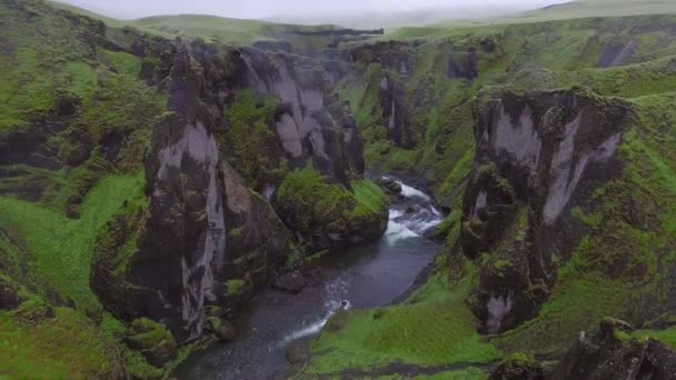 Einzigartige Landschaft von Fjadrargljufur in Island. — Stockvideo