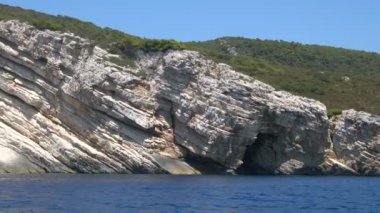 Hırvatistan 'ın Hvar kenti yakınlarındaki adaların kıyıları