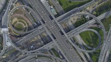 Yoğun Şehir Trafiği Süratli Otoyol Kavşağı 'nın Hava Görüntüsü