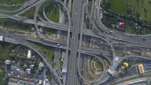 Vista aérea do intercâmbio rodoviário com o tráfego urbano movimentado Velocidade na estrada — Vídeo de Stock