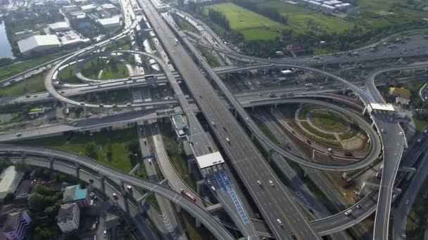 Flygfoto över Highway Road Interchange med upptagen stadstrafik fortkörning på väg — Stockvideo