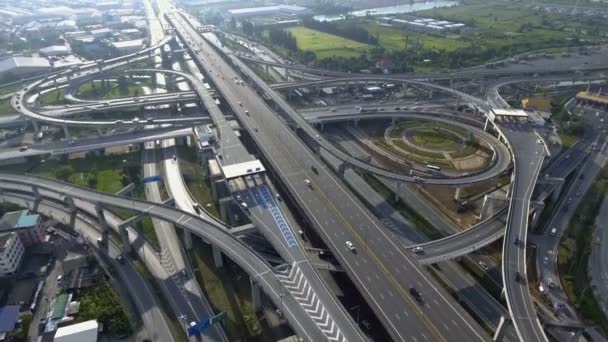 Vista aérea do intercâmbio rodoviário com o tráfego urbano movimentado Velocidade na estrada — Vídeo de Stock