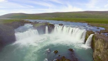 Kuzey İzlanda 'daki Godafoss şelalesinin insansız hava aracı görüntüleri..
