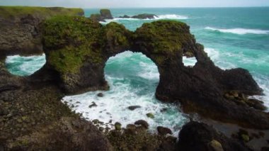 İzlanda, Arnarstapi 'de Gatklettur bazalt kayası.