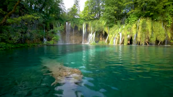 Wasserfall in Plitvicer Seen, Kroatien. — Stockvideo