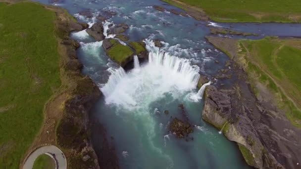 Filmato aereo drone della cascata Godafoss nel nord dell'Islanda. — Video Stock