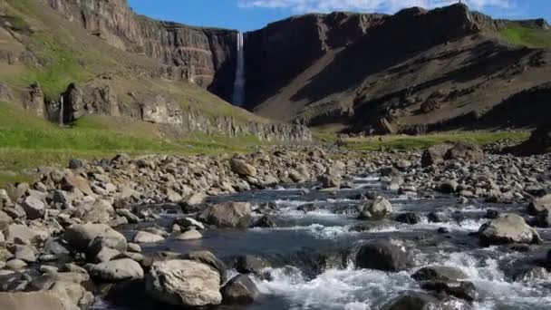Hermosa cascada Hengifoss en el este de Islandia. — Vídeo de stock