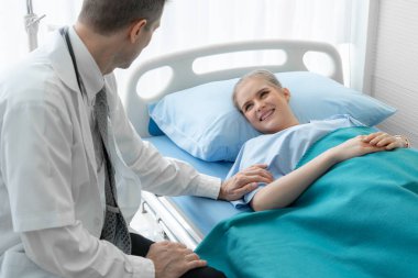 Profesyonel üniformalı doktor hastanedeki ya da klinikteki hastayı muayene ediyor. Sağlık, sağlık ve doktor hizmetleri konsepti.