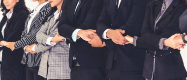 Başarılı iş adamları, işçi toplumunun güçlü ilişkilerini göstermek için bir arada duruyorlar. Modern ofiste güçlü bir takım çalışması sergileyen iş adamı ve iş kadınlarından oluşan bir ekip..