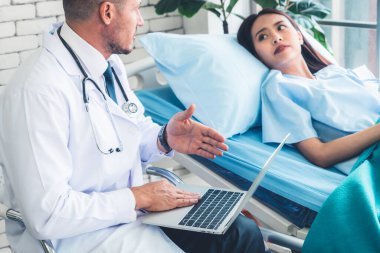 Profesyonel üniformalı doktor hastanedeki ya da klinikteki hastayı muayene ediyor. Sağlık, sağlık ve doktor hizmetleri konsepti.