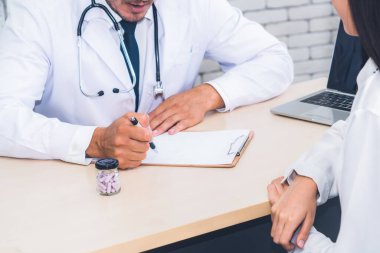 Profesyonel üniformalı doktor hastanedeki ya da klinikteki hastayı muayene ediyor. Sağlık, sağlık ve doktor hizmetleri konsepti.