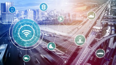 Gelecekteki araba trafiği için akıllı ulaşım teknolojisi kavramı. Sanal akıllı sistem, şehir sokaklarındaki araç verilerini birbirine bağlamak için dijital bilgi analizi yapıyor. Gelecekteki yenilik .