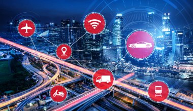 Gelecekteki araba trafiği için akıllı ulaşım teknolojisi kavramı. Sanal akıllı sistem, şehir sokaklarındaki araç verilerini birbirine bağlamak için dijital bilgi analizi yapıyor. Gelecekteki yenilik .