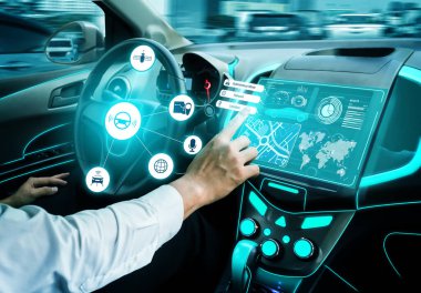 Otomatik kontrol sistemi için fütüristik gösterge paneli olan sürücüsüz bir araba. İnsan sürücüsü olmadan araba sürmek için yapay zeka sensörü kullanan kokpit HUD teknolojisi. .