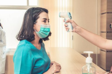 Ofiste ya da hastanede konuşurken resepsiyonist ve misafir maske takıyor. Covid 19 ve Coronavirus enfeksiyon koruması ve koruma politikası kavramı .