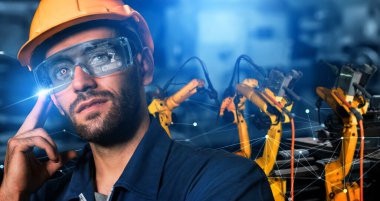 Sanayi 4.0 veya 4. endüstriyel devrimin otomasyon üretim sürecini ve IOT yazılımını gösteren dijital fabrika üretim teknolojisi için akıllı endüstriyel silahlar. .