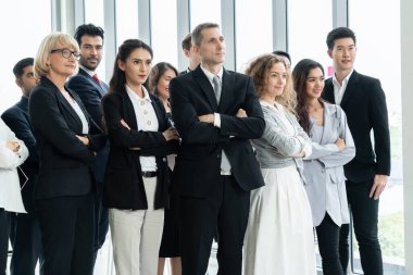 Başarılı iş adamları, işçi toplumunun güçlü ilişkilerini göstermek için bir arada duruyorlar. Modern ofiste güçlü bir takım çalışması sergileyen iş adamı ve iş kadınlarından oluşan bir ekip..
