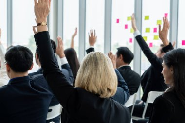 Bir grup iş adamı seminer konferansında toplanıyor. Seyirciler, çalışanların eğitim seanslarındaki eğitmenleri dinliyor. Uzman konuşmacı ile ofis çalışanları toplantısı .