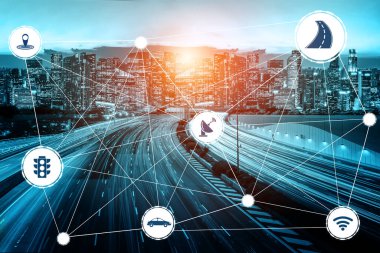 Gelecekteki araba trafiği için akıllı ulaşım teknolojisi kavramı. Sanal akıllı sistem, şehir sokaklarındaki araç verilerini birbirine bağlamak için dijital bilgi analizi yapıyor. Gelecekteki yenilik .