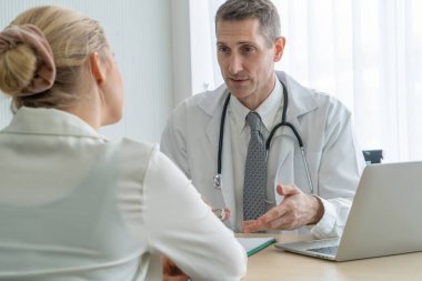 Profesyonel üniformalı doktor hastanedeki ya da klinikteki hastayı muayene ediyor. Sağlık, sağlık ve doktor hizmetleri konsepti.