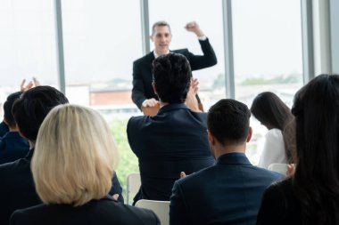 Bir grup iş adamı seminer konferansında toplanıyor. Seyirciler, çalışanların eğitim seanslarındaki eğitmenleri dinliyor. Uzman konuşmacı ile ofis çalışanları toplantısı .
