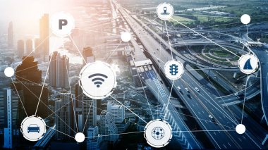 Gelecekteki araba trafiği için akıllı ulaşım teknolojisi kavramı. Sanal akıllı sistem, şehir sokaklarındaki araç verilerini birbirine bağlamak için dijital bilgi analizi yapıyor. Gelecekteki yenilik .