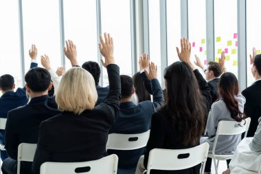 Bir grup iş adamı seminer konferansında toplanıyor. Seyirciler, çalışanların eğitim seanslarındaki eğitmenleri dinliyor. Uzman konuşmacı ile ofis çalışanları toplantısı .