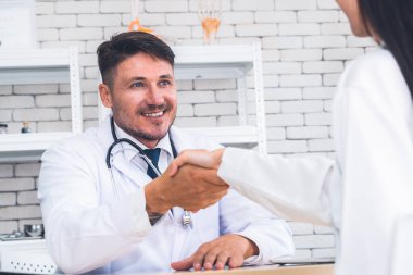 Profesyonel üniformalı doktor hastanedeki ya da klinikteki hastayı muayene ediyor. Sağlık, sağlık ve doktor hizmetleri konsepti.