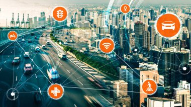 Gelecekteki araba trafiği için akıllı ulaşım teknolojisi kavramı. Sanal akıllı sistem, şehir sokaklarındaki araç verilerini birbirine bağlamak için dijital bilgi analizi yapıyor. Gelecekteki yenilik .