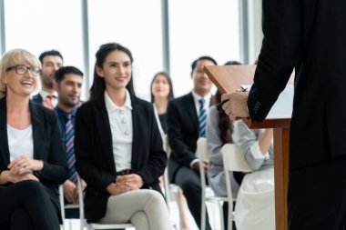 Bir grup iş adamı seminer konferansında toplanıyor. Seyirciler, çalışanların eğitim seanslarındaki eğitmenleri dinliyor. Uzman konuşmacı ile ofis çalışanları toplantısı .