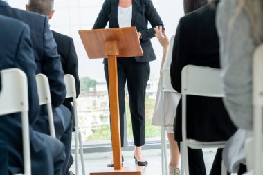 Bir grup iş adamı seminer konferansında toplanıyor. Seyirciler, çalışanların eğitim seanslarındaki eğitmenleri dinliyor. Uzman konuşmacı ile ofis çalışanları toplantısı .