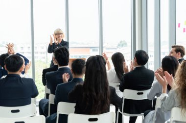 Bir grup iş adamı seminer konferansında toplanıyor. Seyirciler, çalışanların eğitim seanslarındaki eğitmenleri dinliyor. Uzman konuşmacı ile ofis çalışanları toplantısı .