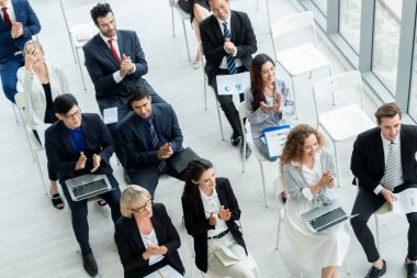 Bir grup iş adamı seminer konferansında toplanıyor. Seyirciler, çalışanların eğitim seanslarındaki eğitmenleri dinliyor. Uzman konuşmacı ile ofis çalışanları toplantısı .