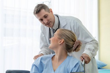 Profesyonel üniformalı doktor hastanedeki ya da klinikteki hastayı muayene ediyor. Sağlık, sağlık ve doktor hizmetleri konsepti.