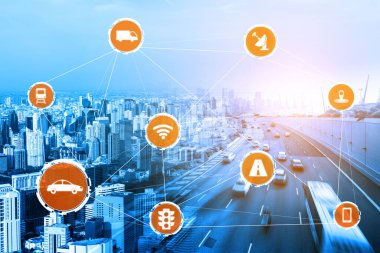 Gelecekteki araba trafiği için akıllı ulaşım teknolojisi kavramı. Sanal akıllı sistem, şehir sokaklarındaki araç verilerini birbirine bağlamak için dijital bilgi analizi yapıyor. Gelecekteki yenilik .
