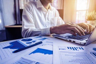 İş adamı muhasebeci ya da finans uzmanı şirket ofisindeki iş raporu grafiğini ve finans şemasını analiz eder. Finans ekonomisi, bankacılık sektörü ve borsa araştırmaları kavramı.