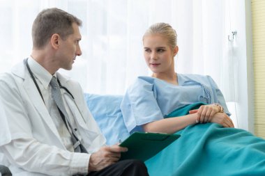 Profesyonel üniformalı doktor hastanedeki ya da klinikteki hastayı muayene ediyor. Sağlık, sağlık ve doktor hizmetleri konsepti.