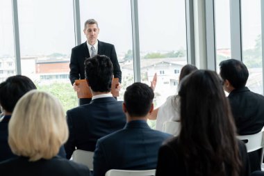 Bir grup iş adamı seminer konferansında toplanıyor. Seyirciler, çalışanların eğitim seanslarındaki eğitmenleri dinliyor. Uzman konuşmacı ile ofis çalışanları toplantısı .