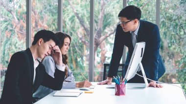 Ofisteki grup toplantısında kızgın iş adamı tartışması sorunu. İşletme iflas ve kayıp kavramı .