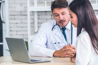 Profesyonel üniformalı doktor hastanedeki ya da klinikteki hastayı muayene ediyor. Sağlık, sağlık ve doktor hizmetleri konsepti.