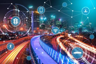 Gelecekteki araba trafiği için akıllı ulaşım teknolojisi kavramı. Sanal akıllı sistem, şehir sokaklarındaki araç verilerini birbirine bağlamak için dijital bilgi analizi yapıyor. Gelecekteki yenilik .
